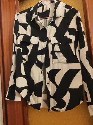 Blusa Amisu Estampada Blanco y Negro