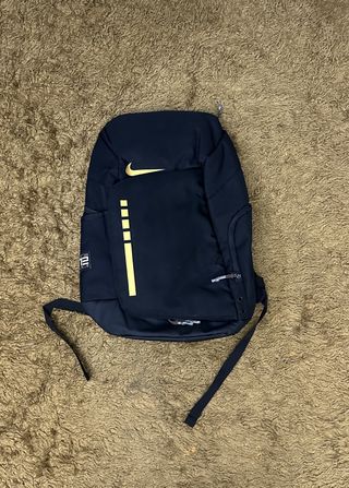 Mochila Nike Elite negra y Dorada