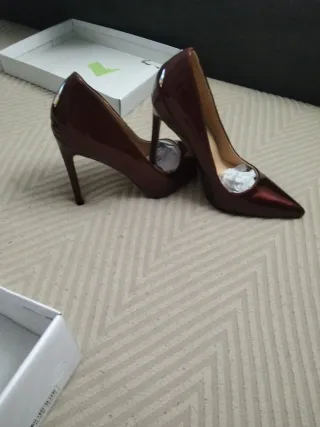 Zapatos de tacón vino tinto