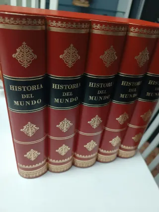 Set di 4 libri decorativi rossi