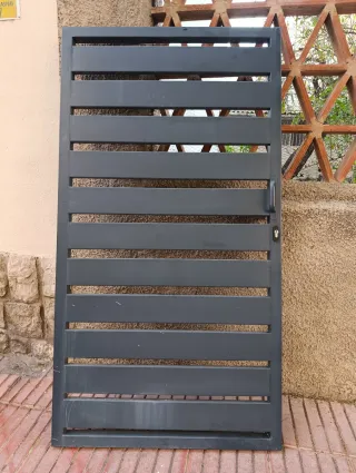 Puerta peatonal de hierro gris 1'85x0'99