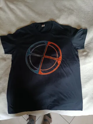 T-shirt con disegno grafico