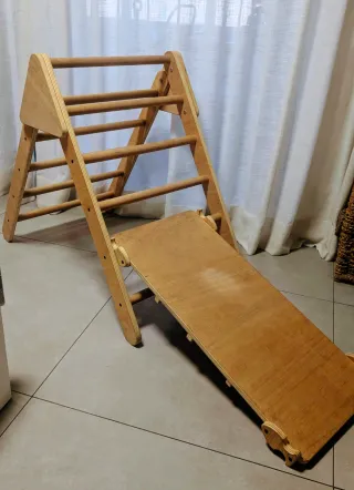 Triángulo Pikler madera artesanal