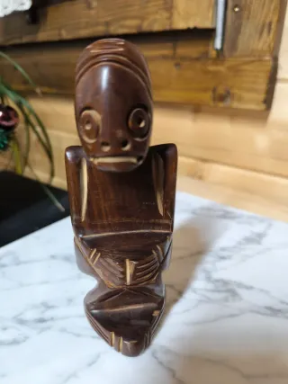 Figura de madera de ébano tallada