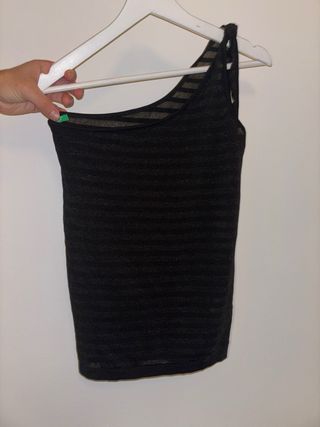 Top asimétrico negro con brillos