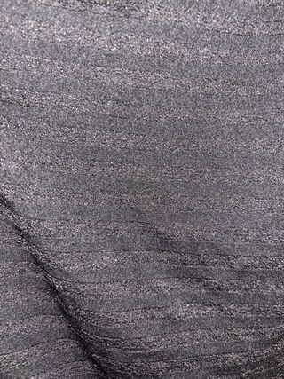 Top asimétrico negro con brillos