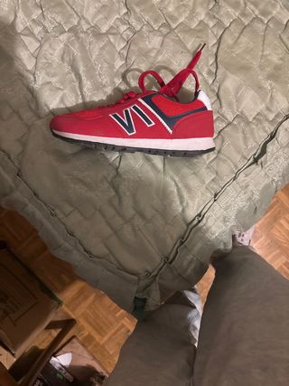 Zapatillas deportivas rojas y azules