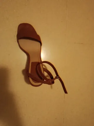 Sandalia tacón marrón