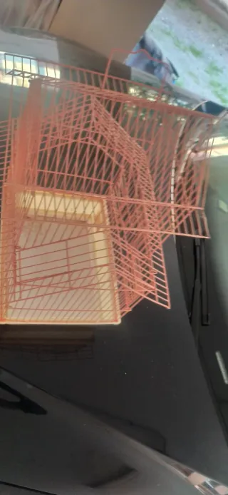 Jaula para pájaros rosa y beige