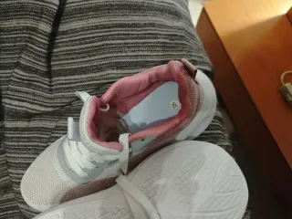 Zapatillas deportivas rosas y blancas Talla 38.