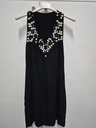 Vestido negro con pequeñas flores blancas y negras