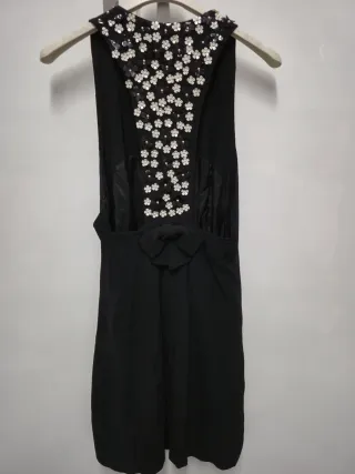 Vestido negro con pequeñas flores blancas y negras