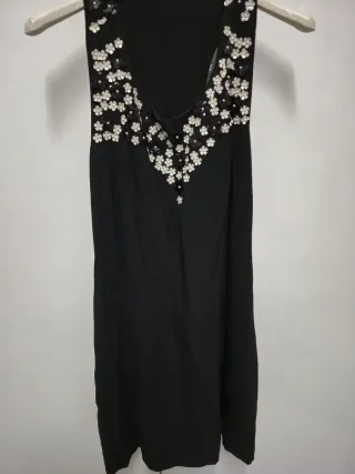 Vestido negro con pequeñas flores blancas y negras