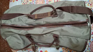 Bolsa de viaje marrón y verde oliva. 3 fotos