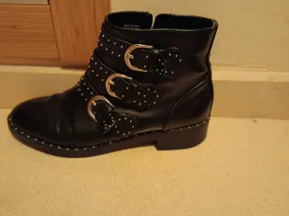 Botas negras con hebillas y tachuelas
