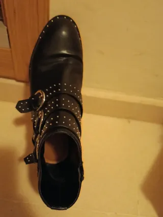 Botas negras con hebillas y tachuelas