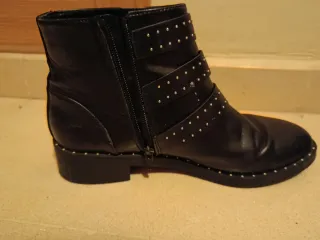 Botas negras con hebillas y tachuelas