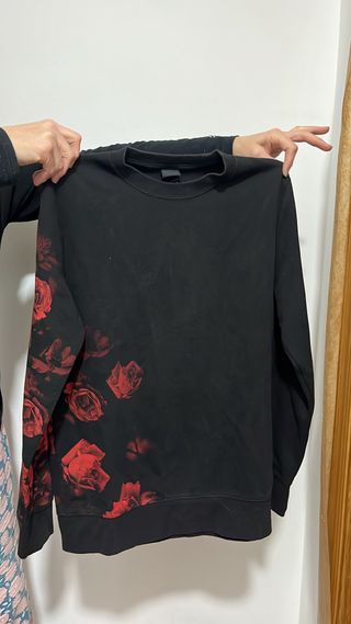 Sudadera negra con estampado de rosas rojas