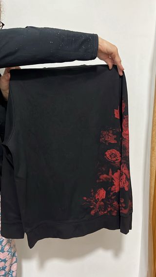 Sudadera negra con estampado de rosas rojas