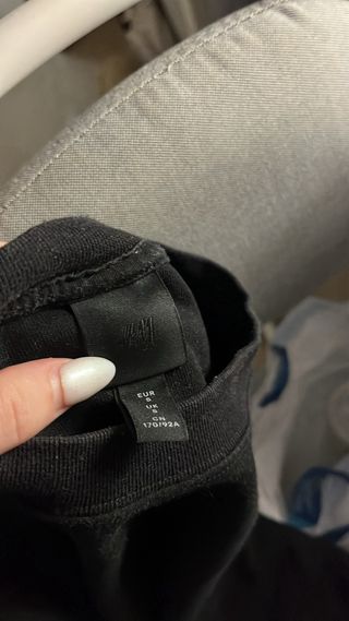 Sudadera negra con estampado de rosas rojas