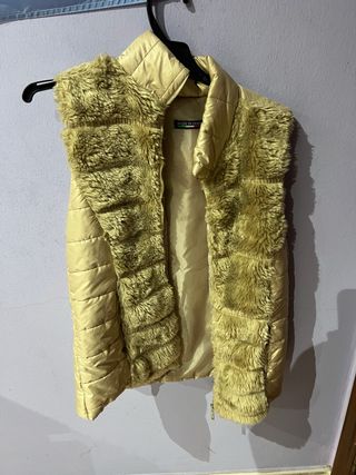 Chaleco dorado con pelo