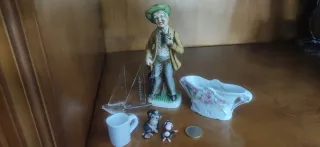 Figura de porcelana policromada + otras figuritas