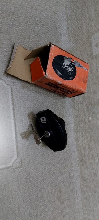 Tapón depósito gasolina con cierre