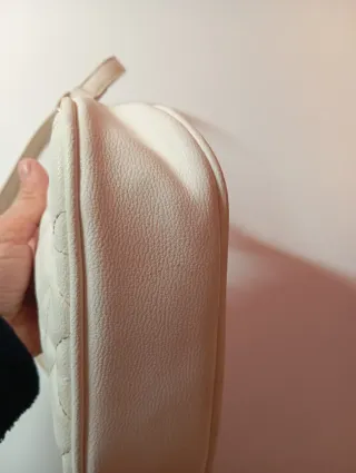 Bolso acolchado blanco estilo baguette