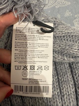 Gorro  gris con pompón