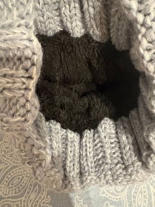 Gorro  gris con pompón