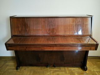 Piano de pared Cherny