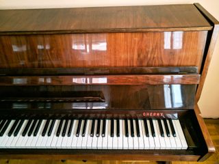 Piano de pared Cherny