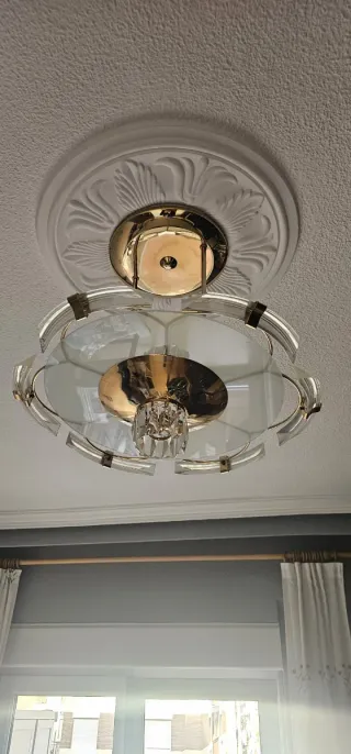 Lámpara de techo dorada y transparente