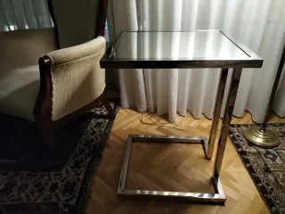 Mesa auxiliar de acero y cristal espejo