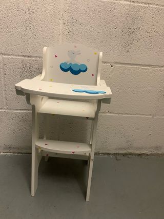 Trona para muñeco con diseño de conejo.