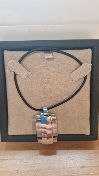 Colgante LOTUS Hombre Negro y Plateado