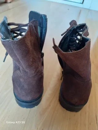 Botines de ante marrón oscuro