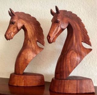 Coppia di cavalli in legno. Indonesia
