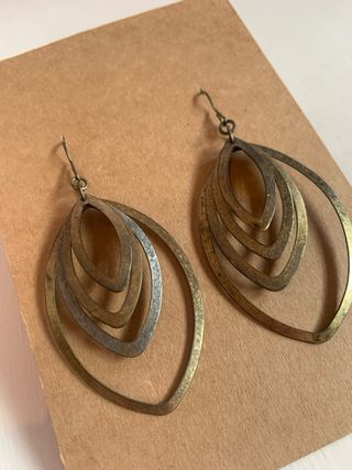 Pendientes largos dorados
