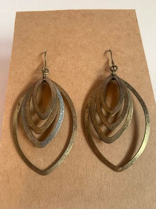 Pendientes largos dorados