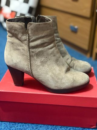 Stivaletti beige e marroni