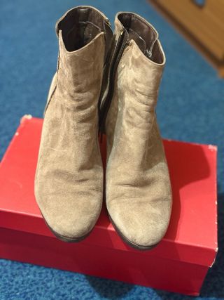 Stivaletti beige e marroni