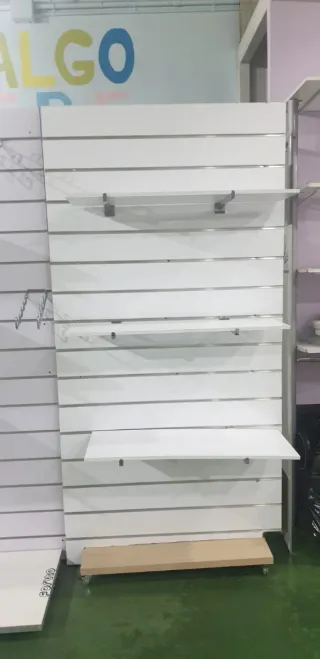 Estantería de tienda de madera blanca