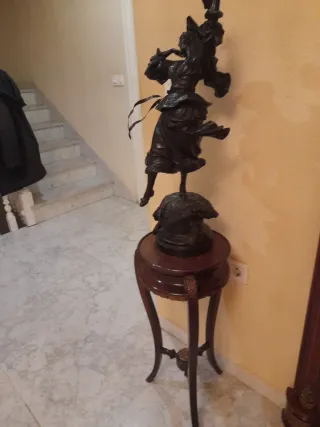 Figura bronce peana zíngara