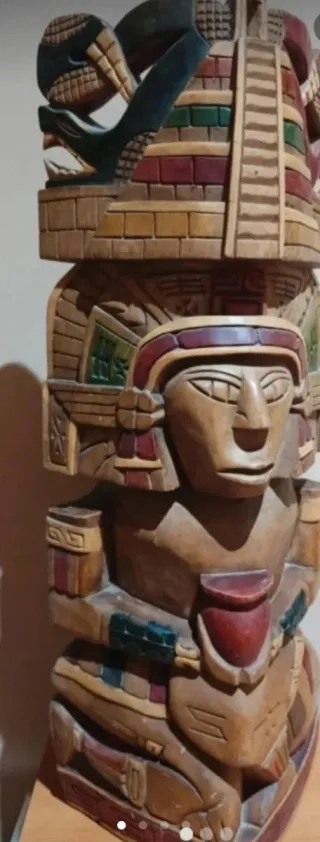 Figura Maya tallada en madera