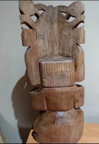 Figura Maya tallada en madera