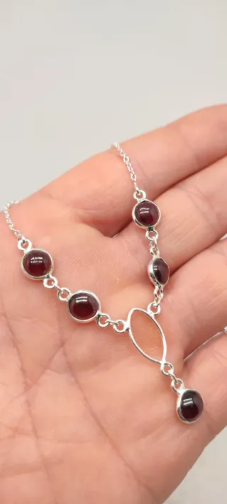 Gargantilla de Plata y Granates.