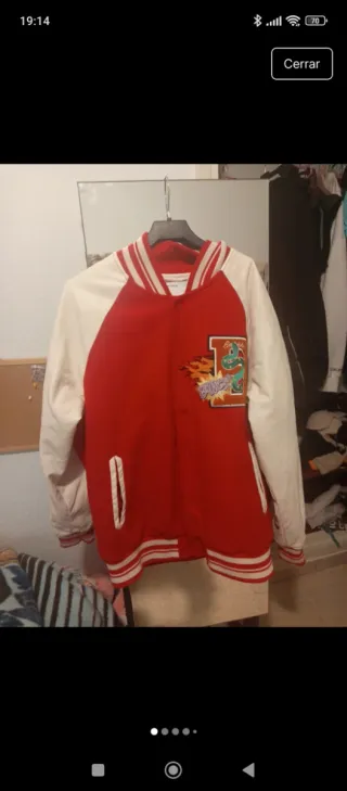 Chaqueta estilo universitario roja y blanca