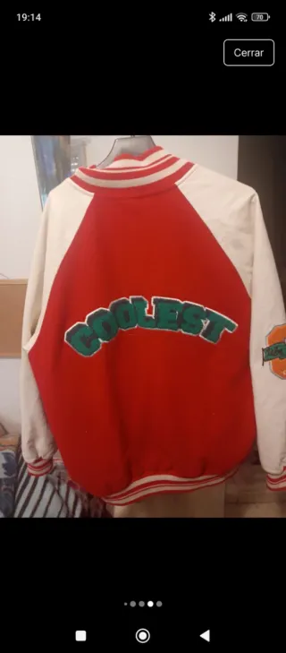 Chaqueta estilo universitario roja y blanca