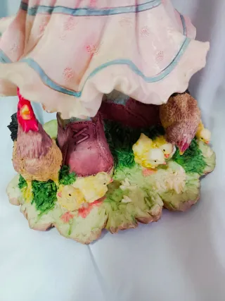 Figura Resina Niña con Pollitos